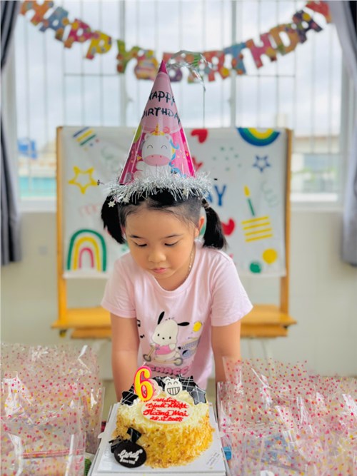 Lớp Lá 1 tổ chức mừng sinh nhật bé có ngày sinh trong tháng 4.