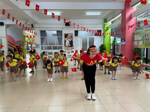 Các bé lớp chồi 4 hưởng ứng đồng diễn thể dục nhân dịp chào mừng 50 ngày giải phóng miền nam thống nhất đất nước ( 30/4/1975 - 30/4/2025)
