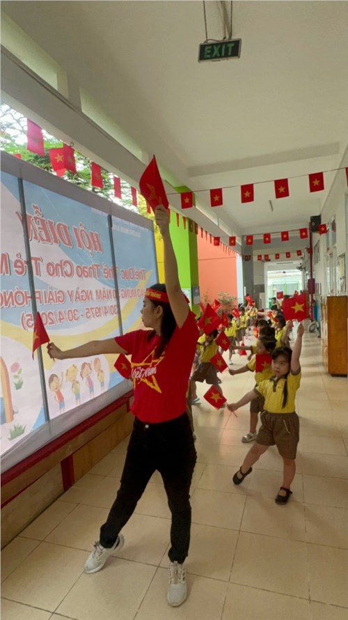 Các bé lớp chồi 2 đồng diễn thể dục  Chào mừng 50 năm giải phóng miền nam thống nhất đất nước 