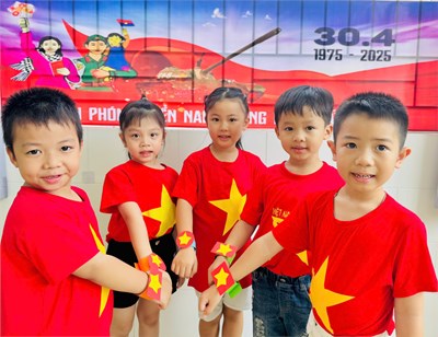 Lớp Lá 1 tổ chức cho trẻ làm vòng đeo tay  Chào mừng 50 năm giải phóng miền nam thống nhất đất nước 
