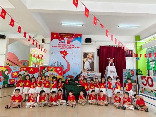 Các bé lớp Chồi 4 cùng ngắm nhìn khu vực triển lãm xe tăng và các hình ảnh của trường Mầm non 14 qua các năm học.