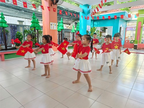 Các bé tập thể dục sáng kết hợp bài tập đồng diễn , nằm trong các hoạt động chào mừng 50 năm ngày giải phóng miền nam thống nhất đất nước ( 30/4/1975 - 30/4/2025)