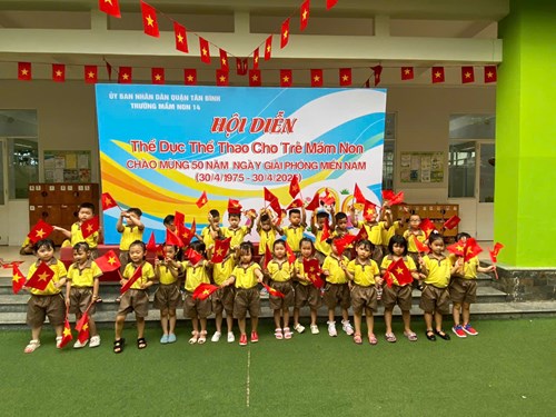 Các bé lớp chồi 1 tham gia thể dục đồng diễn chào mừng kỷ niệm 50 năm giải phóng miền nam thống nhất đất nước