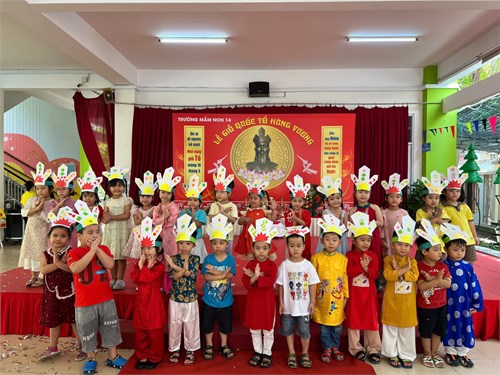 Hoạt động làm  Mũ vua Hùng  của lớp chồi 2
