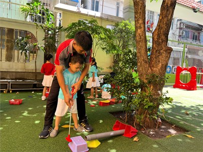 Các bé lớp chồi 2 học đánh golf.
