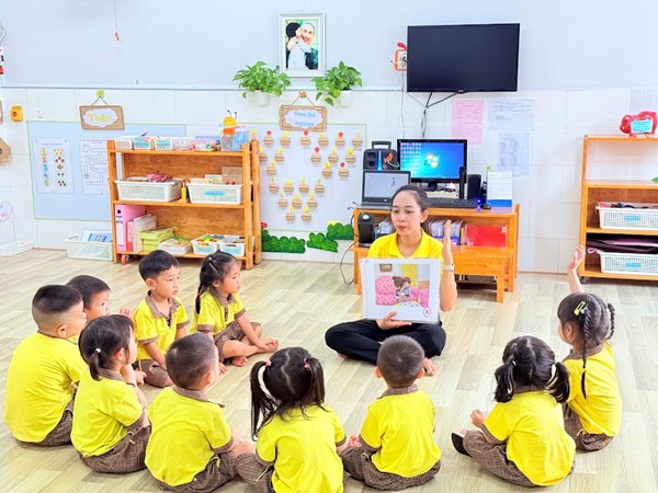 Các bé Mầm 2 trong giờ học với nội dung  Phòng chống bạo lực học đường 