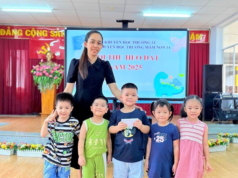 Hoạt động nuôi heo đất- Góp sức giúp bạn đến trường của các bé Mầm 2