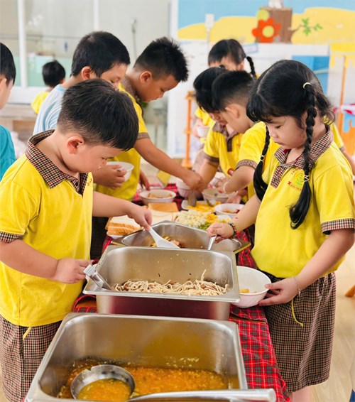 Các bạn lớp Lá 4 thích thú tham gia tiệc buffet tại lớp
