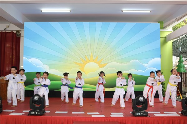 Các bé khối Lá biểu diễn tiết mục  Võ thuật 