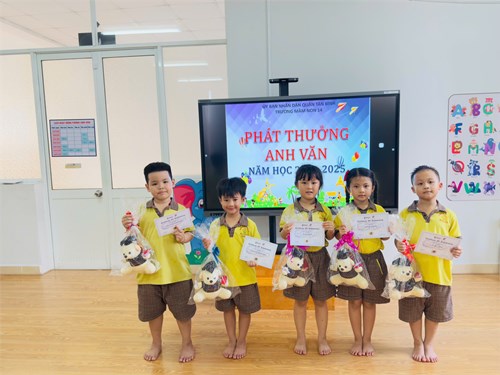 Khen thưởng các bé lớp Lá 1 học giỏi môn Anh văn