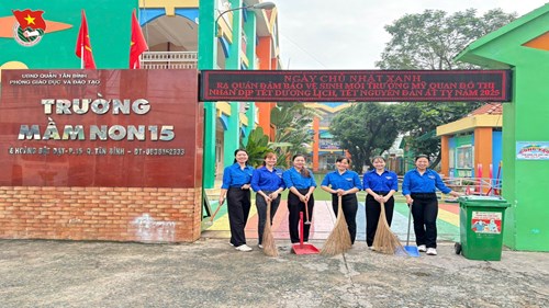Đoàn viên Chi đoàn Mầm non 15 tham gia ngày Chủ nhật xanh - Ra quân đảm bảo vệ sinh môi trường mỹ quan đô thị nhân dịp tết dương lịch, tết nguyên đán Ất Tỵ năm 2025