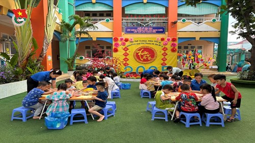 Chi đoàn trường Mầm non 15 phối hợp cùng nhà trường tổ chức cho các bé chơi tô tượng, tranh cát mừng xuân Ất Tỵ 2025