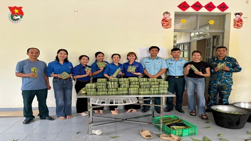 Chi đoàn trường Mầm non 15 hỗ trợ Đại đội C23 (đơn vị kết nghĩa) gói bánh chưng nhân dịp đón Tết Ất Tỵ 2025