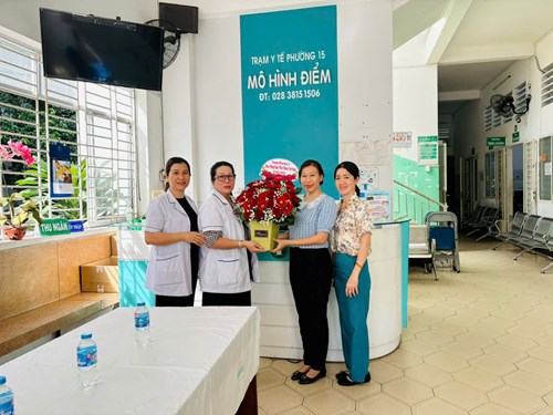 Nhân dịp Ngày Thầy Thuốc Việt Nam 27/2, Trường Mầm Non 15 đã gửi tặng giỏ hoa tươi thắm đến Trạm Y Tế Phường 15, Quận Tân Bình