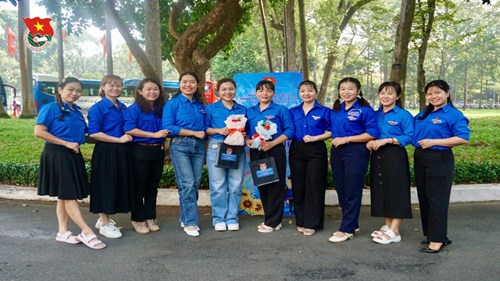 Chi đoàn Mầm non 15 tổ chức Lễ trưởng thành Đoàn cho đồng chí Lê Thị Kim Chi và đồng chí Phạm Thị Bích Tuyền