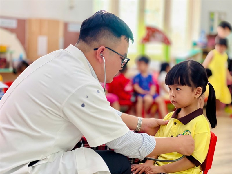 Trường Mầm Non 15 phối hợp cùng Trung Tâm Y Tế Quận Tân Bình tổ chức khám sức khỏe định kỳ cho các bé năm học 2024-2025