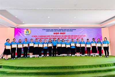 Đồng chí Nguyễn Trịnh Phương Linh - Đoàn viên CĐCS Trường Mầm non 15 nhận giấy khen đã có thành tích tiêu biểu trong phong trào thi đua  Giỏi việc nước, đảm việc nhà  năm 2024