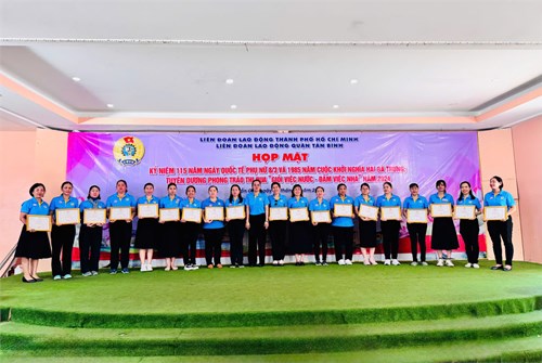 Đồng chí Nguyễn Trịnh Phương Linh - Đoàn viên CĐCS Trường Mầm non 15 nhận giấy khen đã có thành tích tiêu biểu trong phong trào thi đua  Giỏi việc nước, đảm việc nhà  năm 2024