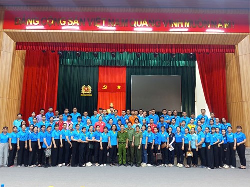 Đoàn viên CĐCS trường Mầm non 15 tham gia tập huấn kỹ năng phòng cháy, chữa cháy và cứu nạn, cứu hộ cho NDLĐ trên địa bàn