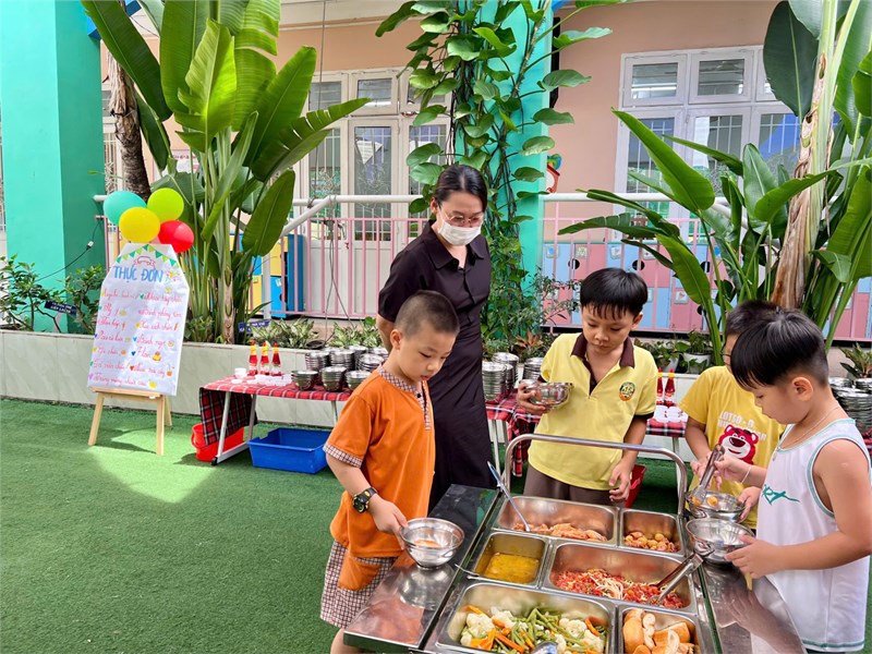 Các bé trường Mầm non 15 ăn liên hoan Buffet cuối năm thật là vui