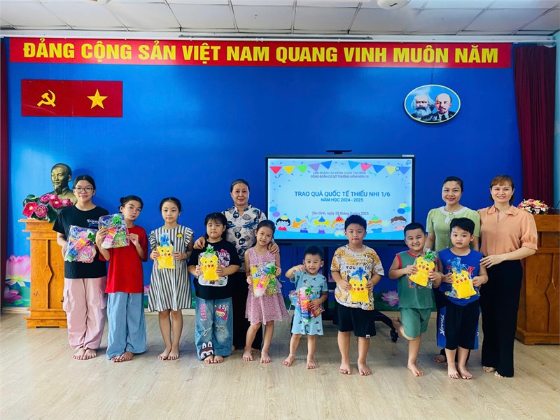 Công đoàn cơ sở trường Mầm non 15 tổ chức trao quà thiếu nhi 1/6 cho con công đoàn viên trong đơn vị