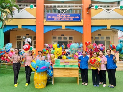 Trường Mầm non 15 đã tổ chức một buổi phát quà đầy ấm áp cho các bé. Những phần quà xinh xắn, sữa thơm ngon và những chùm bong bóng rực rỡ đã mang đến niềm vui trọn vẹn cho các thiên thần nhỏ.