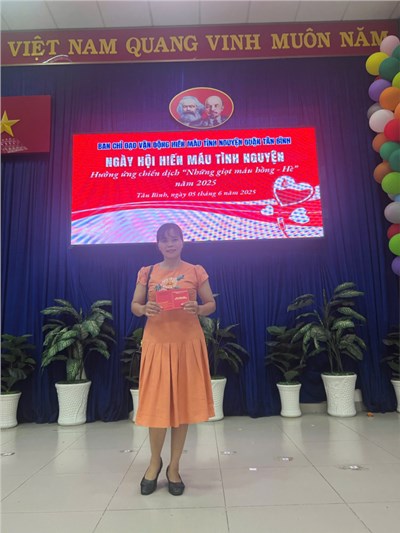 Cô Nguyễn Thị Mai - công đoàn viên trường Mầm non 15 tích cực tham gia hiến máu tình nguyện hưởng ứng chiến dịch   Những giọi máu hồng-hè 