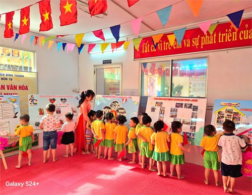Triển lãm tranh kỷ yếu 50 hình thành và phát triển trường mầm non 19