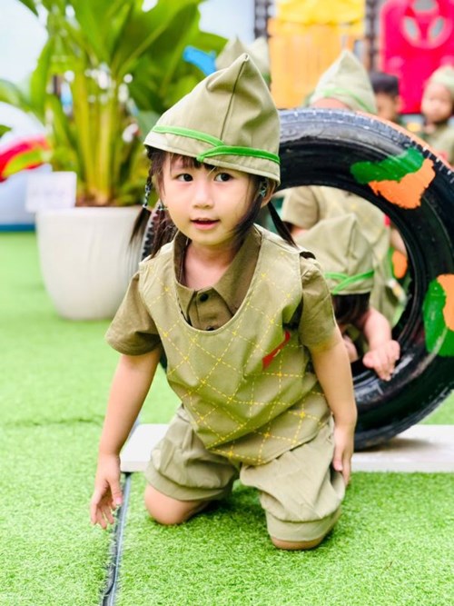 Các bé Nhà trẻ trường Mầm non 19/5 hoá thân thành các Chiến sĩ nhí dựng lại mô hình chiến thắng hào hùng của dân tộc, chiến thắng năm 1975.