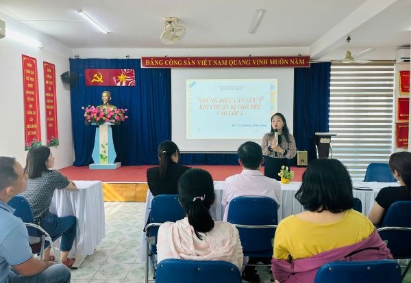 Hiệu trưởng gặp mặt trao đổi với phụ huynh khối mẫu giáo 5-6 tuổi về một số điều cần lưu ý khi chuẩn bị cho trẻ vào lớp 1.