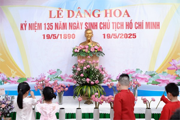 Lễ dâng hoa chào mừng kỷ niệm 135 ngày sinh chủ tịch hồ chí minh năm học 2024-2025