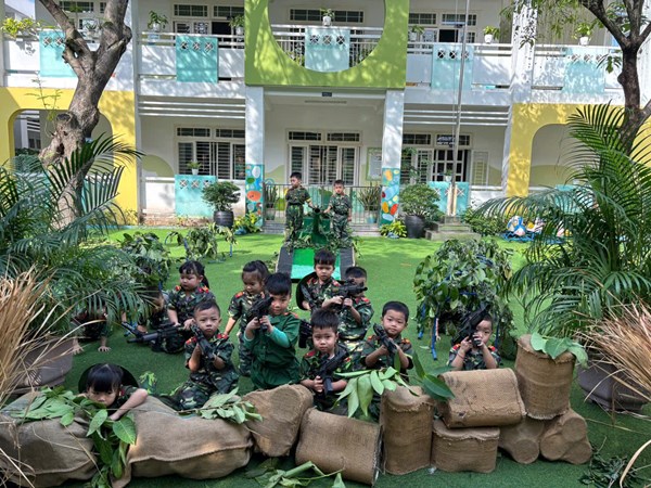 Hoạt động trải nghiệm  Một ngày làm chú Bộ đội  Tại trường Mầm non 19/8.