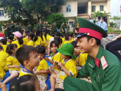 Tham quan, Trải nghiệm thú vị tại doanh trại bộ đội Trung đoàn Gia Định.