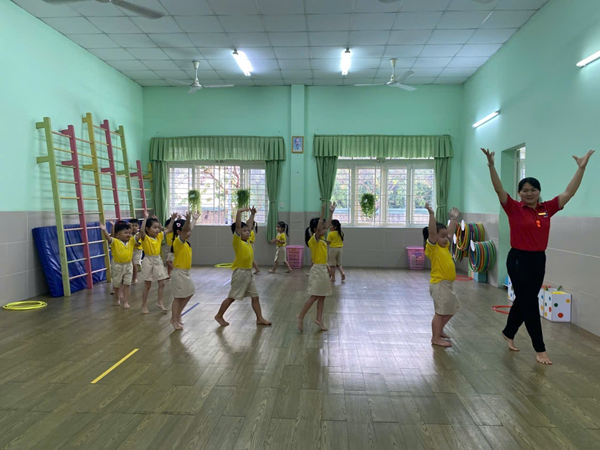 Tổ Chồi tổ chức và triển khai chuyên đề  Nâng cao chất lượng hoạt động phát triển thể chất cho trẻ 4-5 tuổi”