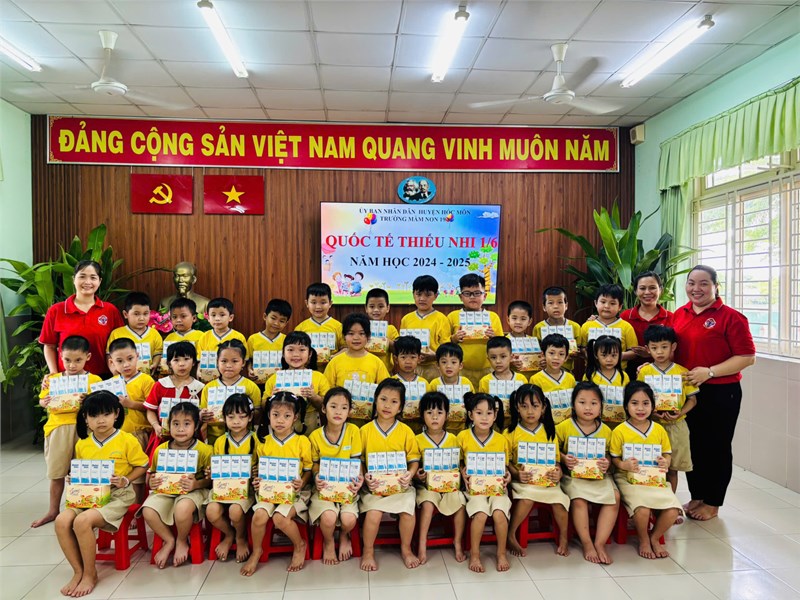 Trường Mầm non 19/8 phát quà cho các bé nhân ngày Quốc tế Thiếu nhi 1/6