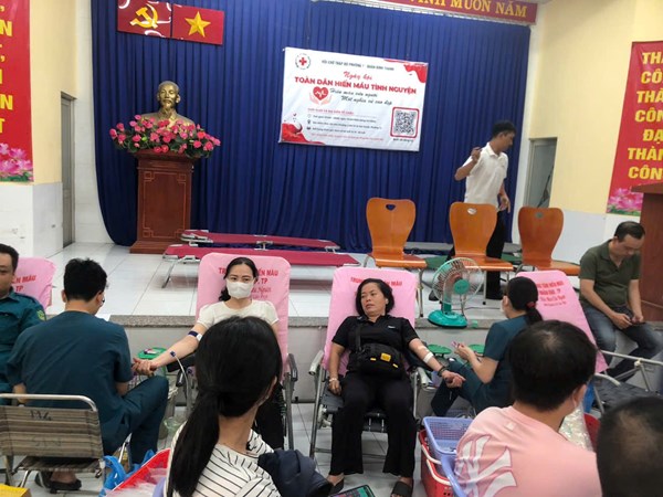 Cô Phạm Thị Thanh Hồng tham gia hiến máu nhân đạo do Chữ Thập Đỏ phường 1 tổ chức