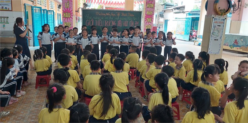 Trường Mầm non 1 tổ chức cho các bé lớp Lá đi tham quan trường Tiểu học Tô Vĩnh Diện
