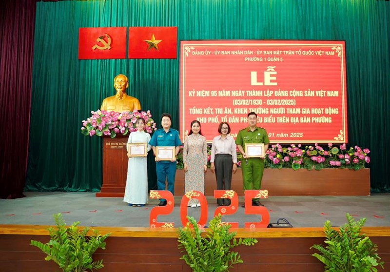 Chi bộ tham dự lễ kỷ niệm 95 năm ngày thành lập đảng cộng sản việt nam