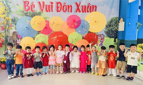 Các bé lớp Mầm 4 vui đón xuân