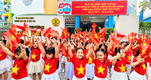 Hoạt động đồng diễn chào mừng 50 năm phát triển giáo dục mầm non thành phố Hồ Chí Minh - Khối Lá