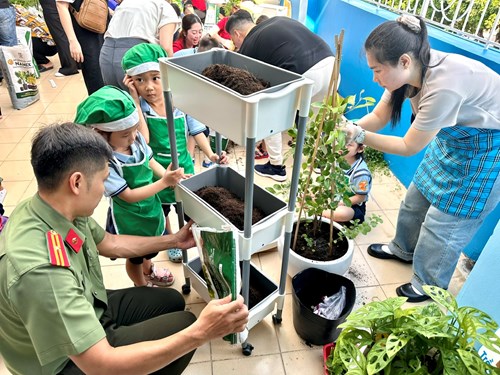 Ngày hội  Trồng cây nhớ Bác  của học sinh và phụ huynh lớp Lá 3