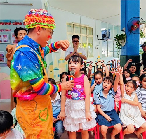 Sáng nay thứ ba ngày 27/5/2025, các bé được trải nghiệm thông qua nhân vật Mascot hướng dẫn kỹ năng sống phù hợp với trẻ mầm non qua một số đoạn phim ngắn, bài hát vui nhộn.