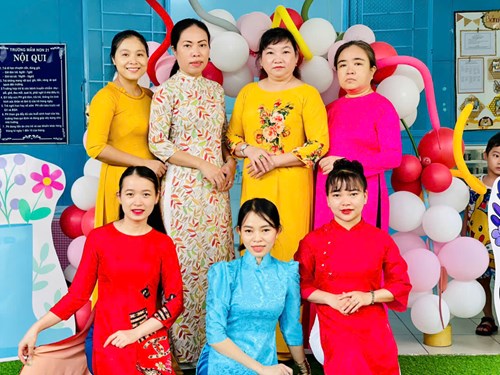 Hưởng ứng tuần lễ áo dài Quốc tế phụ nữ 8/3 và việc tổ chức viếng, thắp hương tưởng niệm tại Đền thờ Hai Bà Trưng và tham quan nhà Truyền thống Quận.