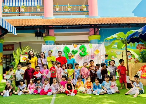 Mừng ngày Quốc tế Phụ nữ 8/3 của lớp Chồi 2
