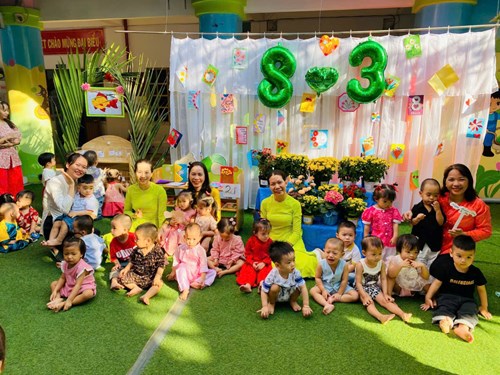 Nhóm Nai bi (19-24 tháng) chào mừng ngày Quốc tế Phụ nữ 8/3