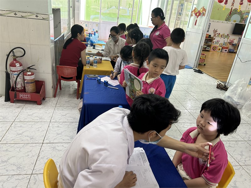 Khám sức khoẻ cho trẻ tại trường.