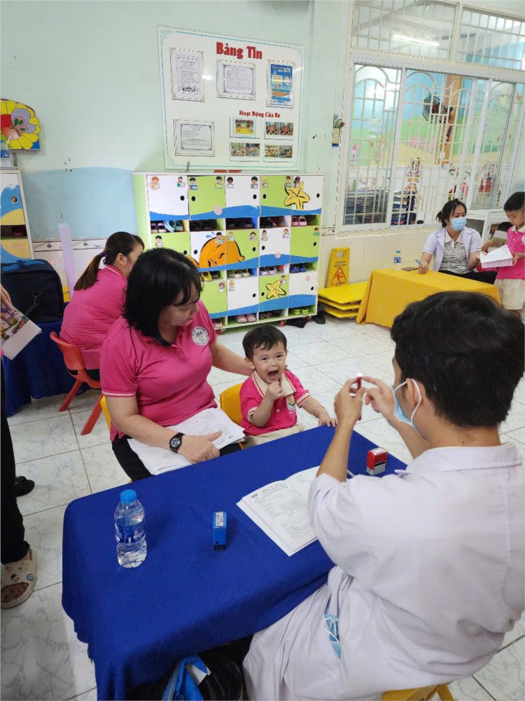 Khám sức khoẻ cho trẻ.