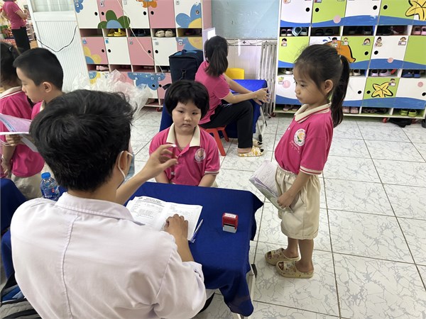 Khám sức khoẻ cho trẻ tại trường.