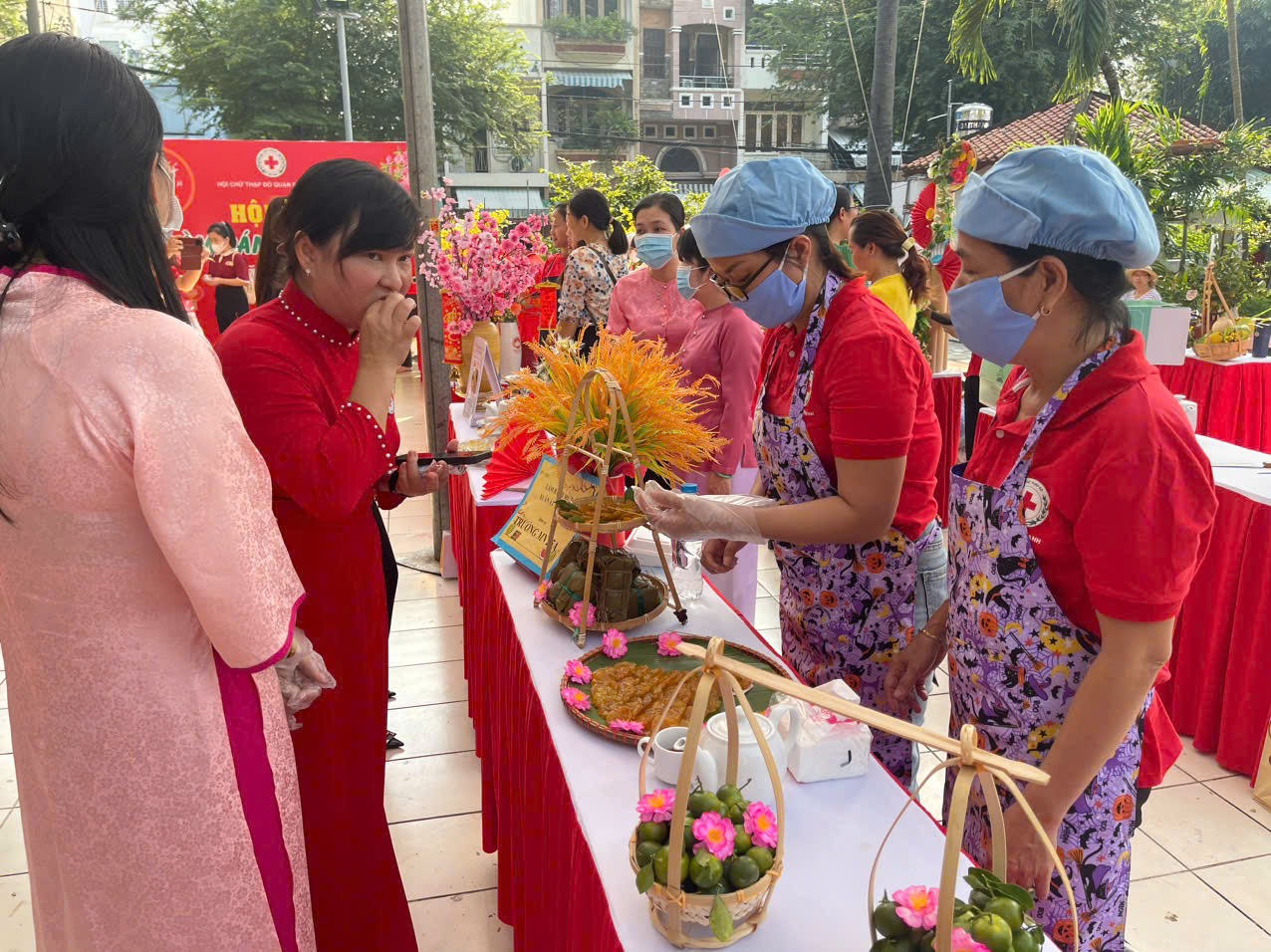Hội thi Làm Bánh mứt tết do Hội chữ thập đỏ quận Bình Thạnh tổ chức.