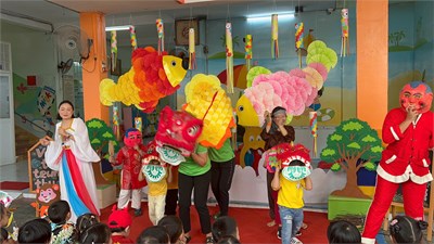 Tiết mục múa lân của các bé và các cô Mầm non 25A